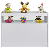 Estante branca brilhante com brinquedos de pelúcia coloridos, incluindo Mickey Mouse, um cervo e um cachorro, organizados em prateleira superior