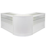 Balcão de vidro branco brilhante em formato de L, com prateleiras transparentes e acabamento liso, ideal para exibição de produtos