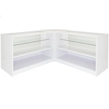 Balcão de vidro branco brilhante em formato de L, com prateleiras de vidro e espaço amplo para exibição de produtos