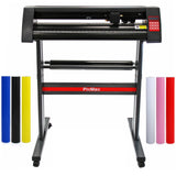 Plotter de recorte de vinil de 720 mm em estrutura metálica preta, acompanhado de rolos de vinil em azul, amarelo, branco, rosa e vermelho