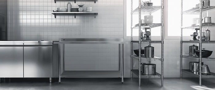 Cozinha moderna com armários de aço inox, prateleiras abertas e utensílios de cozinha organizados, criando um ambiente funcional e elegante