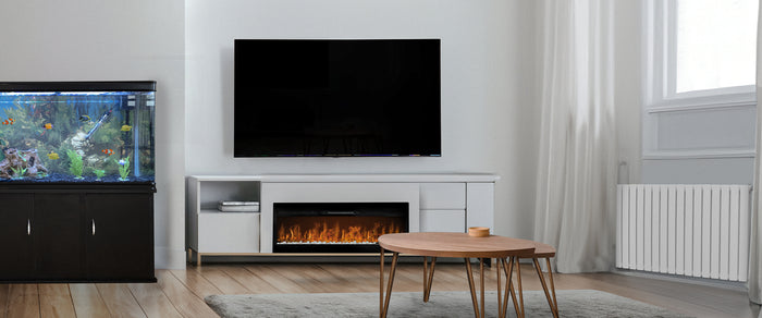 Sala moderna com TV de tela plana, aquecedor elétrico abaixo, mesa de madeira redonda e aquário com peixes coloridos ao fundo
