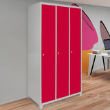 Armário de metal com três portas vermelhas, estrutura branca, acabamento liso e moderno, ideal para armazenamento em ambientes variados