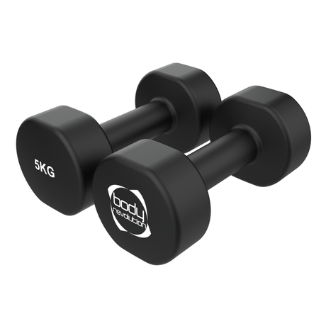 Halteres de neoprene pretos, cada um pesando 5 kg, com formato hexagonal e superfície texturizada para melhor aderência durante o treino