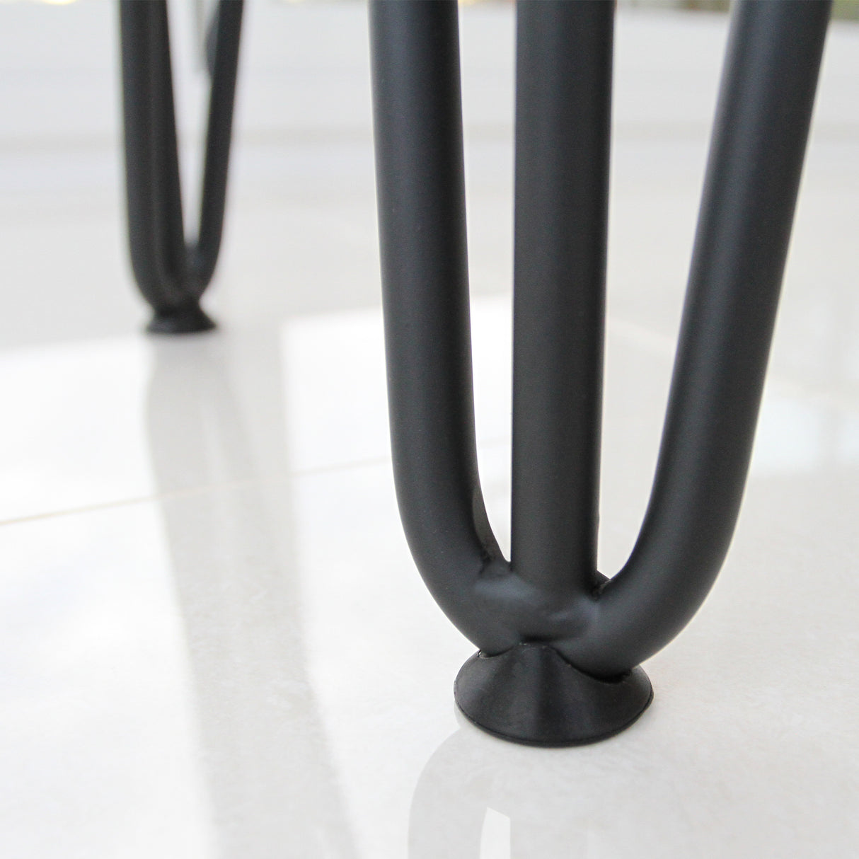Protetores de pés de mesa pretos de 12 mm, com acabamento liso e formato arredondado, ideal para proteção de superfícies