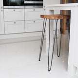 Protetores de pés de mesa pretos de 10 mm, destacando o design elegante e a textura suave, ideais para proteger superfícies
