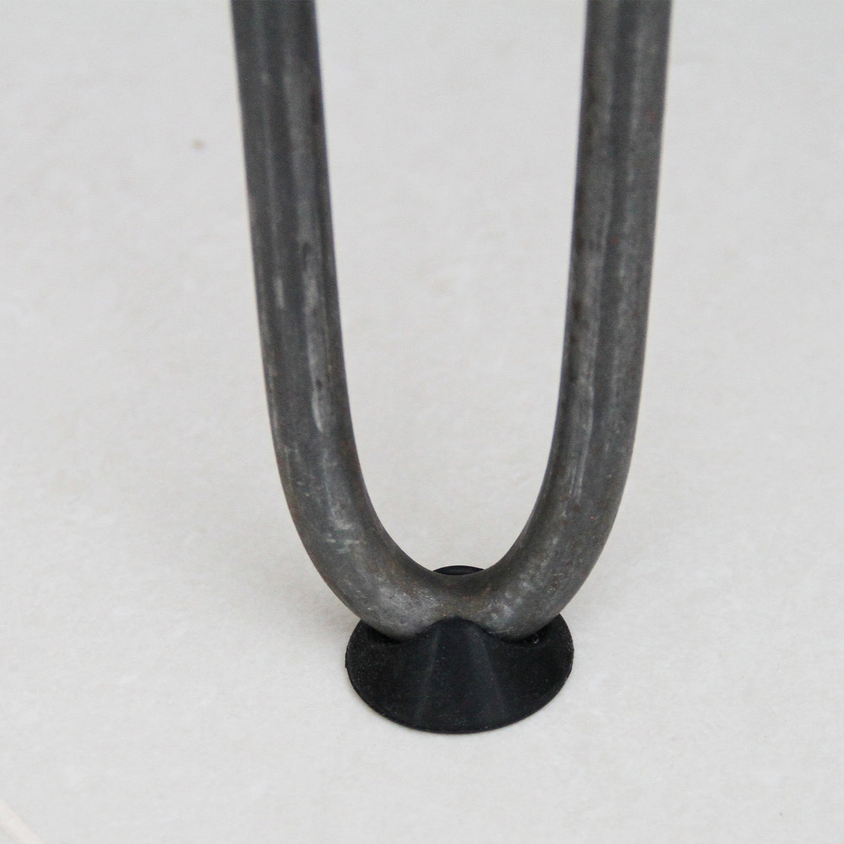 Protetor de pés de mesa preto de 10 mm, feito de material resistente, com formato circular e textura lisa, ideal para proteger superfícies