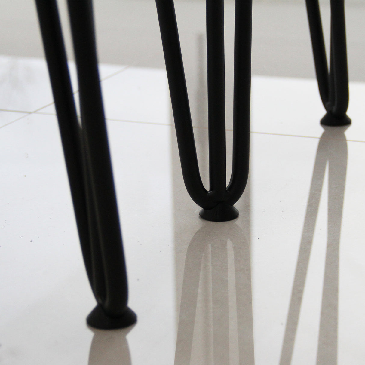 Protetores de pés de mesa pretos de 12 mm, com design elegante e acabamento liso, ideal para proteger superfícies e evitar riscos