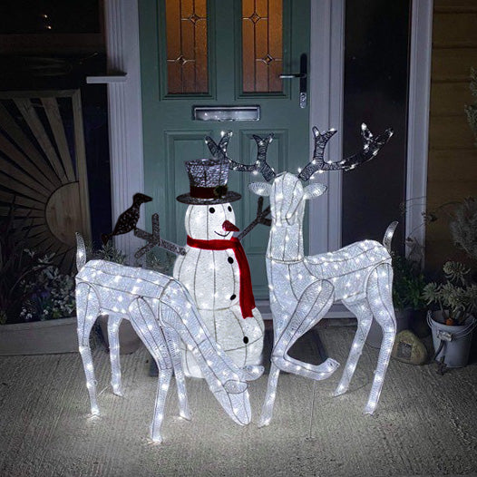 Veado, corça e boneco de neve iluminados